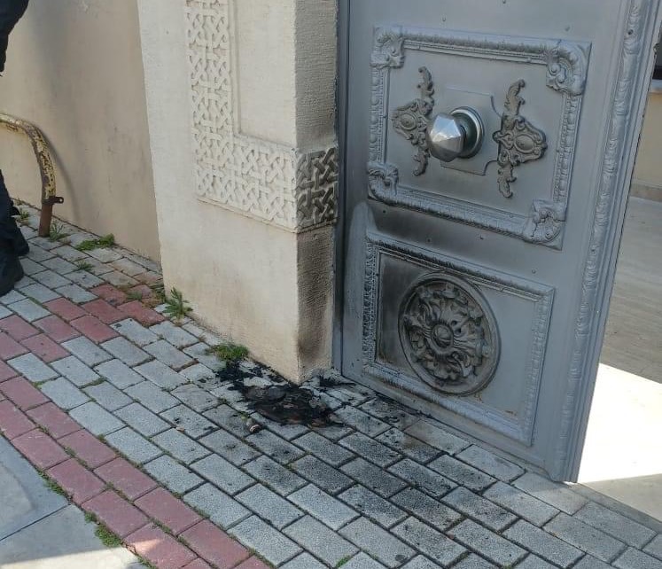 Bakırköy Ermeni Kilisesi'nin kapısı yakılmak istendi